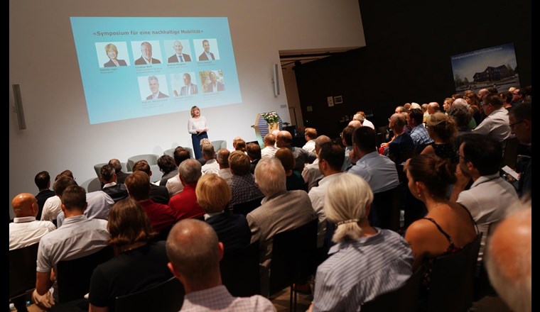 Dass die Ökologisierung des Verkehrs in der Schweiz heute schon möglich wäre, wurde am «Symposium für eine nachhaltige Mobilität» in der Umwelt Arena aufgezeigt. Moderiert wurde das Symposium von Daniela Lager. (Bild: Umwelt Arena)