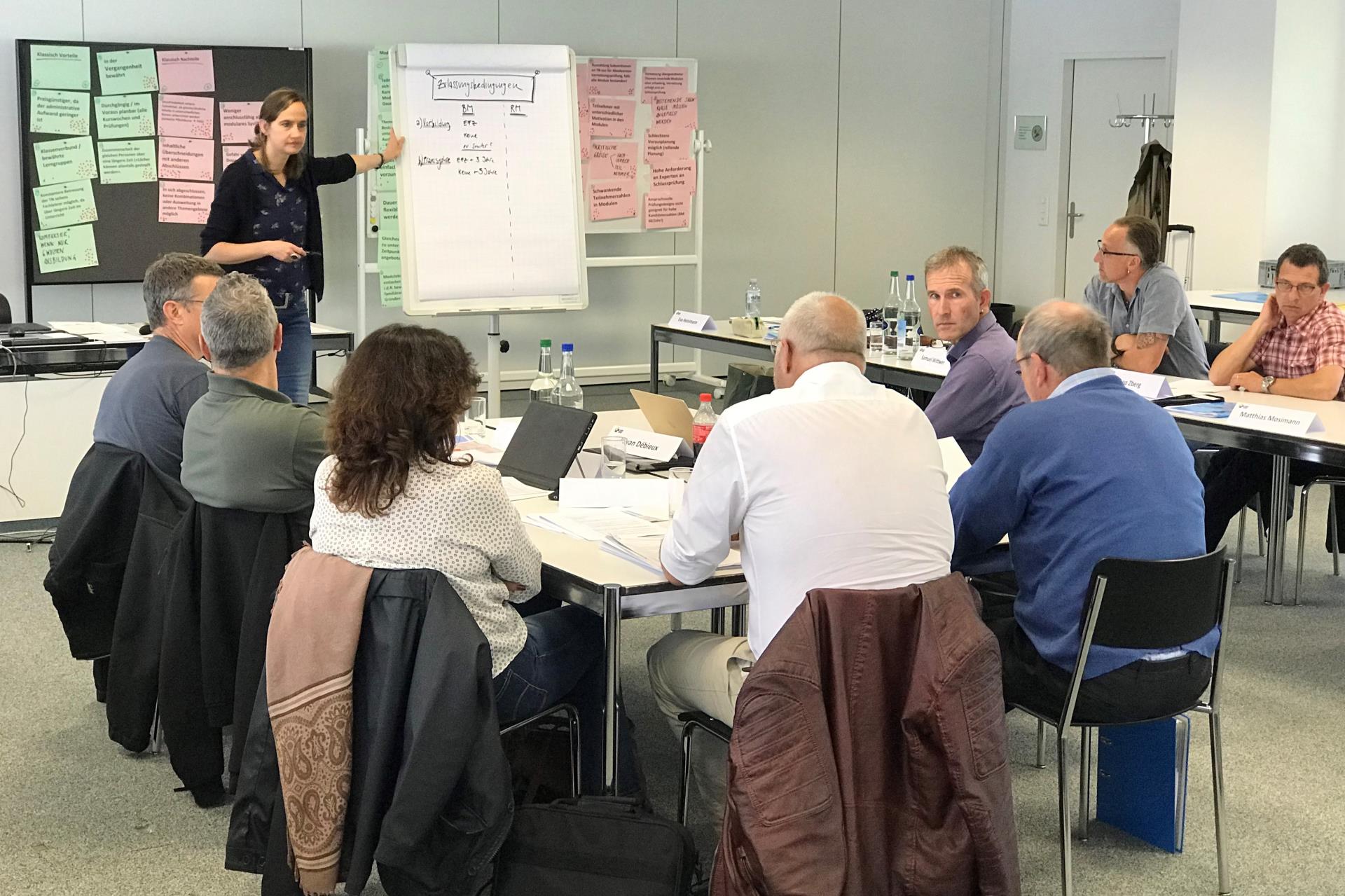 Die Revision der beiden Berufsprüfungen erfolgt in zwei grossen Phasen: Als Erstes wurden die Qualifikationsprofile erarbeitet und jetzt erfolgt als Zweites die Erarbeitung der Prüfungsordnung und der Wegleitung.