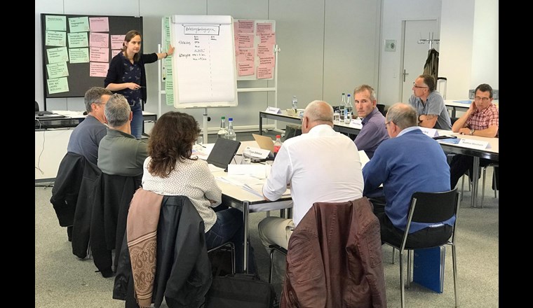 Die Revision der beiden Berufsprüfungen erfolgt in zwei grossen Phasen: Als Erstes wurden die Qualifikationsprofile erarbeitet und jetzt erfolgt als Zweites die Erarbeitung der Prüfungsordnung und der Wegleitung.