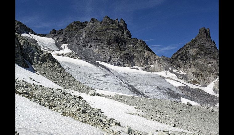 Der Pizolgletscher mit seinem mittelmoränenartigen Schuttstreifen. (Foto: Suisseduc.ch)
