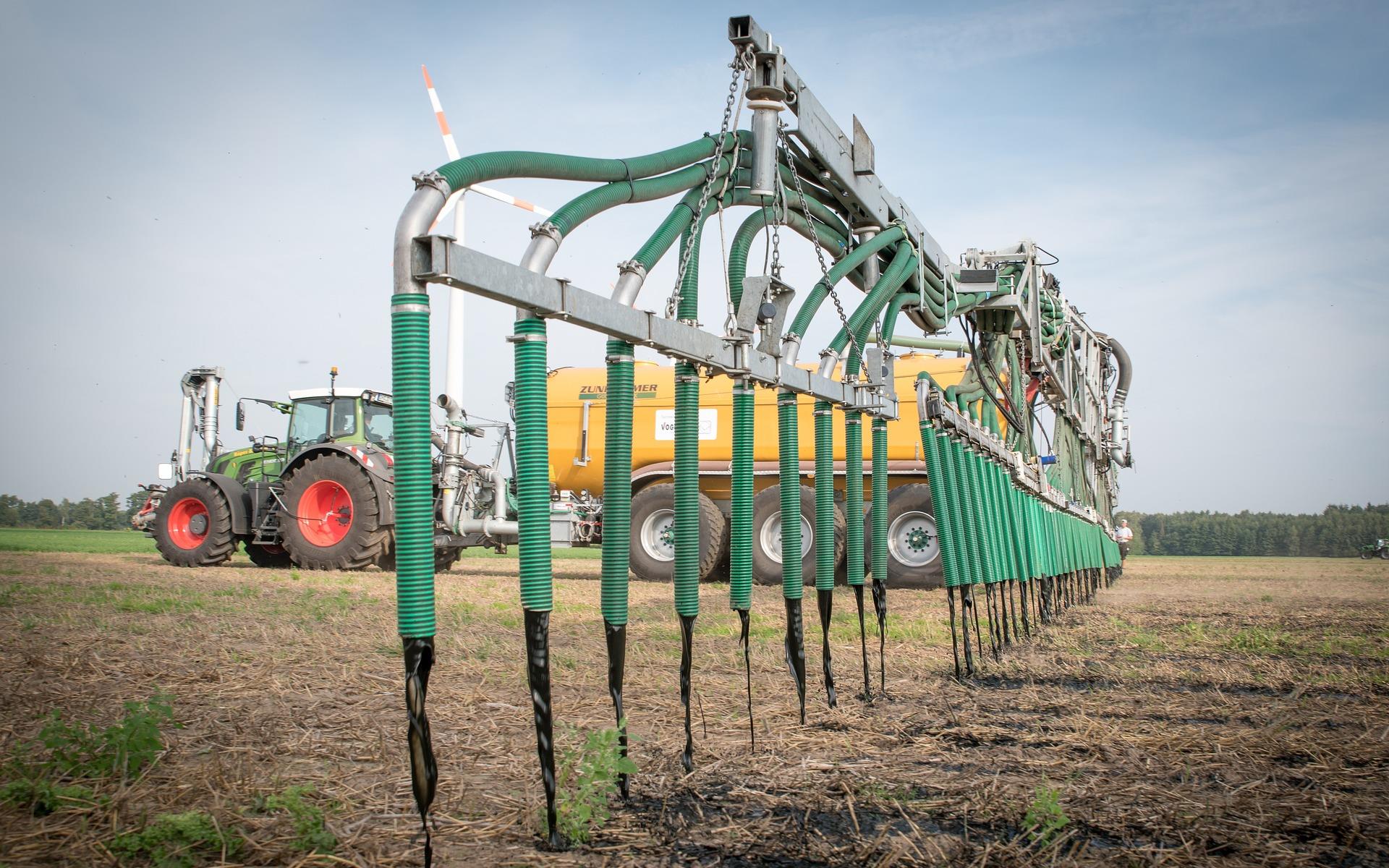 Mit dem Ausbringen von Mist und Jauche betreibt die Landwirtschaft seit je ein gewisses Phosphorrecycling. Doch oft liegen Zonen mit intensiver Tierhaltung und Ackerland weit auseinander, was lange Transporte zur Folge hat.
 (Foto: Wolfgang Ehrecke, pixabay)