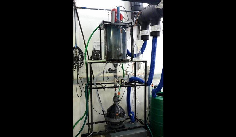 Automatisierte Fällung des Minaerals Struvit aus Urin in einer Kooperation der Eawag mit der University of KwaZuluNatal in Südafrika. Struvit kann als Phosphordünger eingesetzt werden.  
(Foto: Eawag)