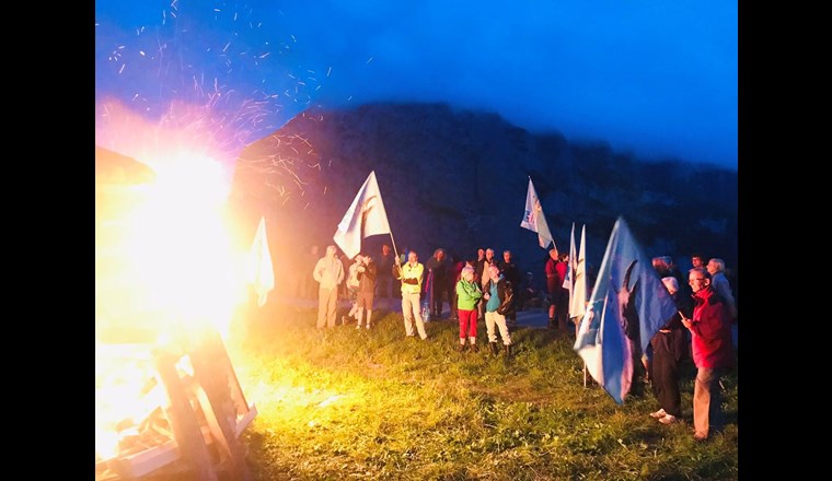 Die Baselbieter Nationalrätin Maya Graf twitterte dieses Bild auf ihrem Account mit «Zum 30. Mal wird das Alpenfeuer entzündet. Dieses Jahr als Mahnfeuer gegen die Bedrohung des Alpengebiets durch die rasche Klimaerwärmung.»