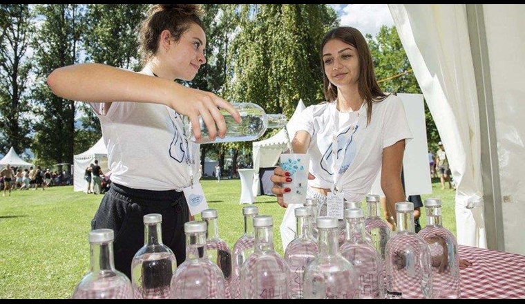 Eine der Attraktionen des vierten Wassertages in Sion war eine «Wasserbar». Foto: Héloïse Maret