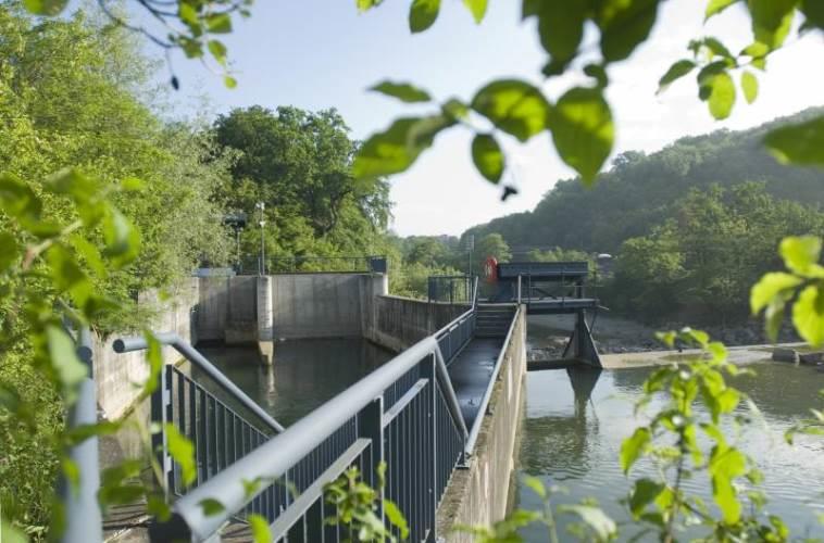 Kleinwasserkraftwerk Neuewelt der IWB: Es wurde 1998 gebaut und die Birs stürzt dort zur Erzeugung von Ökostrom für rund 1000 Haushalte rund acht Meter in die Tiefe. (Foto: IWB)