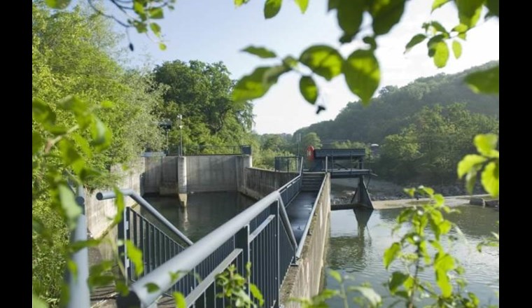 Kleinwasserkraftwerk Neuewelt der IWB: Es wurde 1998 gebaut und die Birs stürzt dort zur Erzeugung von Ökostrom für rund 1000 Haushalte rund acht Meter in die Tiefe. (Foto: IWB)