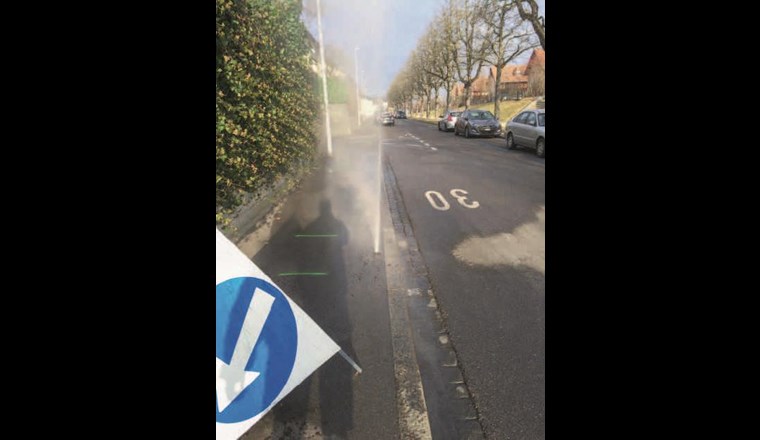 Das heisse Wasser, das unter hohem Druck in Fernwärmenetzen zirkuliert, dampft bei einem Austritt in die Atmosphäre augenblicklich aus.