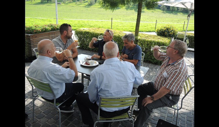 Informations- und Meinungsaustausch beim Apéro.