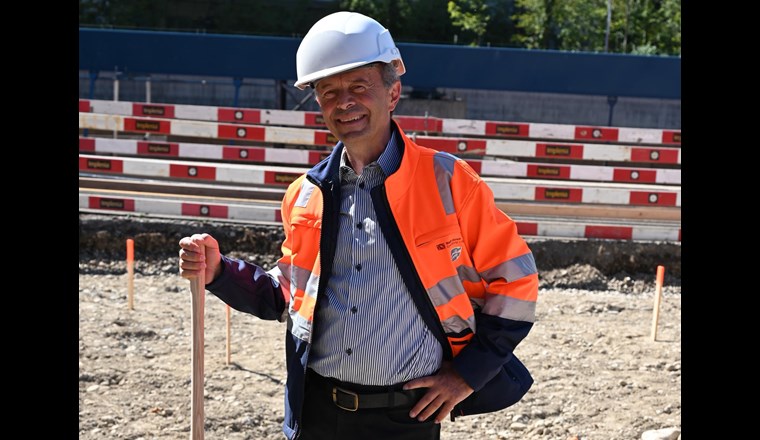 Stadtrat Richard Wolff beim Spatenstich. (Foto: Stadt Zürich)