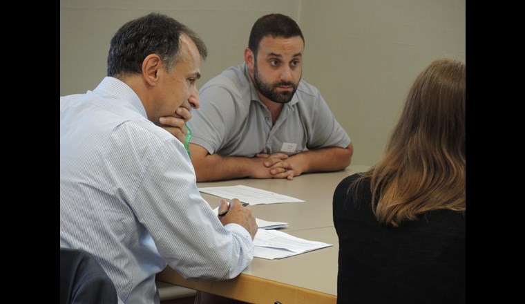 Bestehen in den Gemeinden des Kantons Bern rechtskonforme Schutzzonen? Dies war eine der vielen Fragen bei André Olschewski (links) vom SVGW.