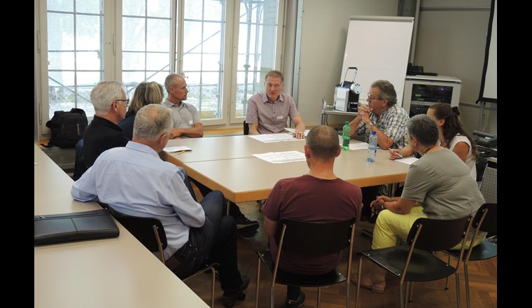 Am «runden Tisch» bei Stefan Hasler vom VSA (Mitte) diskutierte man unter anderem über Themen wie den Generellen Entwässerungsplan.