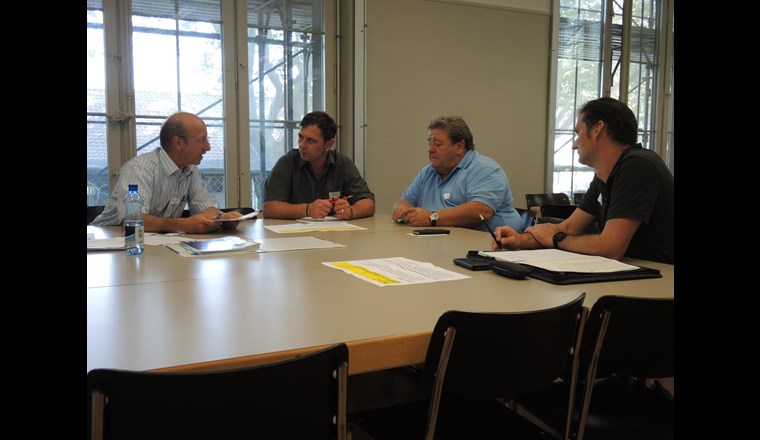 Markus Biner vom SVGW (links) erörterte unter anderem die Selbstkontrolle der Wasserversorger im Rahmen der Richtlinie W12 und das dazu passende elektronische Tool namens «AQUAPILOT».