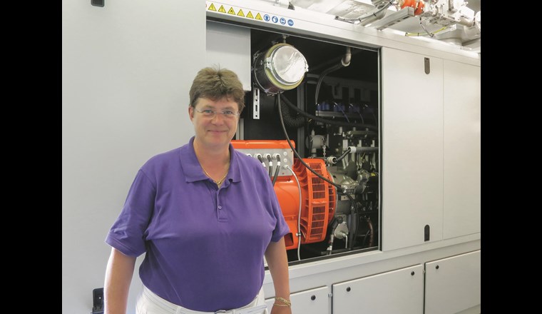 Betriebsleiterin der ARA Höfe, Karin Thum, vor einem der neuen BHKW, für welches das BFE Investitionsbeiträge auszahlt. (Foto: ARA Höfe)