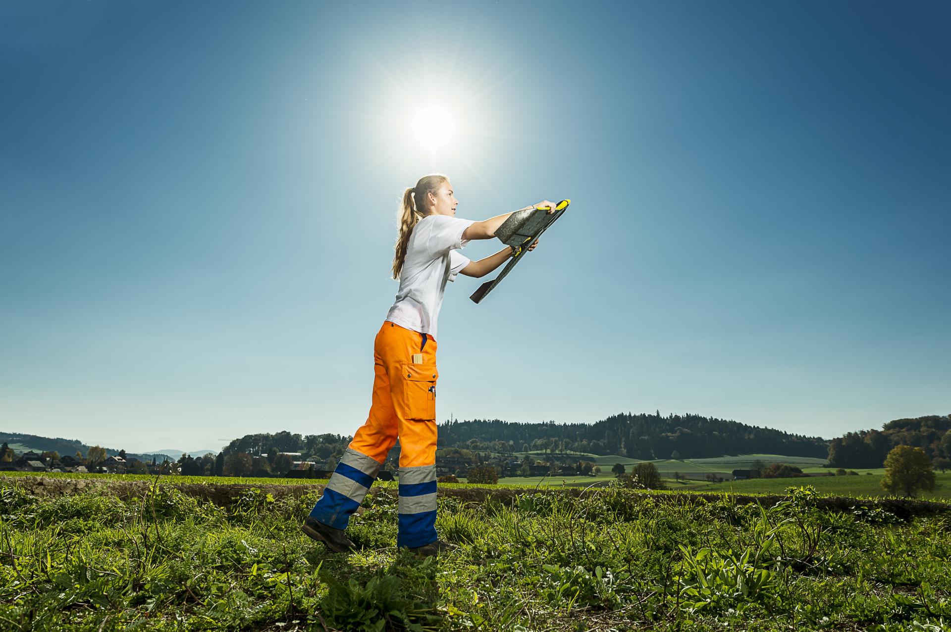 Der Geomatiker oder die Geomatikerin ist die Person, die für die Modellierung, Eingabe, Verwaltung, Aktualisierung und Analyse von geografischen Informationen zuständig ist.