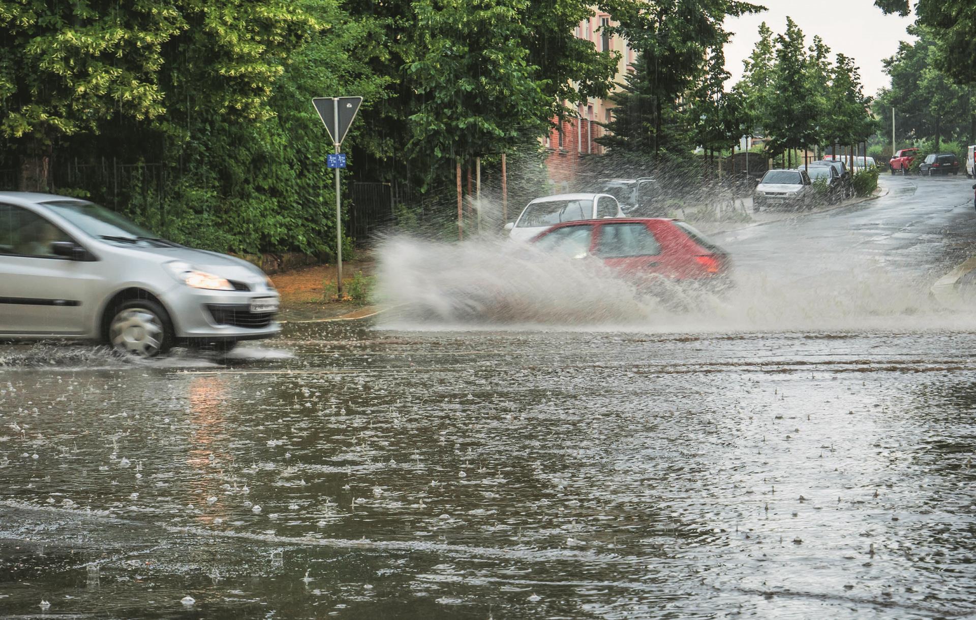 Die Gesamtheit der Gefährdung durch Starkniederschläge ergibt sich aus der Kombination verschiedener Prozesse und Fachbereiche – Siedlungsentwässerung, Gewässer, Oberflächenabfluss.