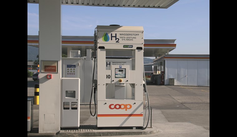 Grosse Hersteller klassischer Verbrennungsmotoren, die sich bisher vor allem auf die Elektromobilität konzentriert haben, entdecken allmählich auch die Vorzüge der Wasserstofftechnik. Im Bild: Die erste öffentliche Wasserstofftankstelle der Schweiz ist seit 2016 in Hunzenschwil AG in Betrieb. (Bild: VSG/ASIG)