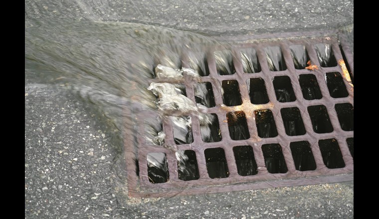 Durch Oberflächenabfluss werden landesweit im Jahresschnitt gut 3000 Gebäude mit einer Schadensumme von knapp 30 Mio. Franken beschädigt.