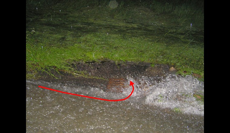 Wirbelbildung: Welcher Anteil des abfliessenden Wassers gelangt überhaupt in die Kanalisation? (Foto: Gemeindeverwaltung Wyssachen)
