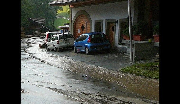 Selbst wenige Zentimeter hohe Längsstrukturen wie Strassenränder beeinflussen den Fliessweg des Wassers entscheidend. (Foto: geo7 AG)