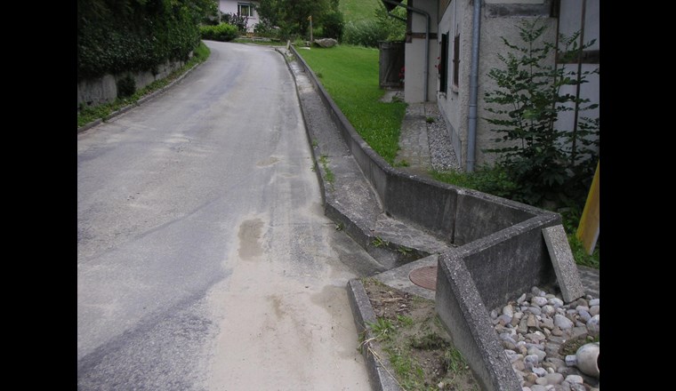 Mit einer Ablenkmauer kann das Wasser gezielt am Gebäude vorbeigeleitet werden. (Foto: geo7 AG)