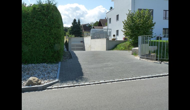 Eine Kuppe vor der Einfahrt in die Tiefgarage verhindert deren Flutung. (Foto: VKG)