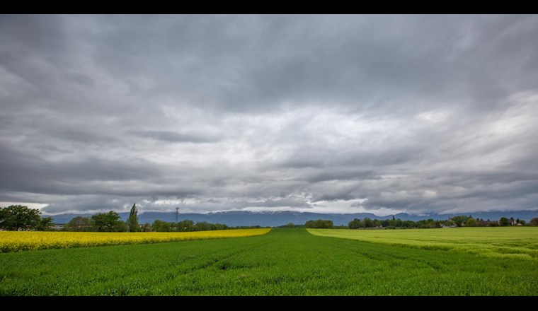 Bei Überlegungen zur Langzeitdynamik von PSM und deren Metaboliten ist es wichtig, das Gesamtsystem zu betrachten – vom landwirtschaftlich genutzten Oberboden bis zum Pumpwerk. (Bild: ©123RF.com)