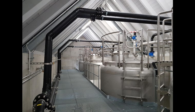 Fertig installierte vierstufige Aktivkohlefilterstation zur PFC-Elimination im 340 m2 grossen Hallenneubau.