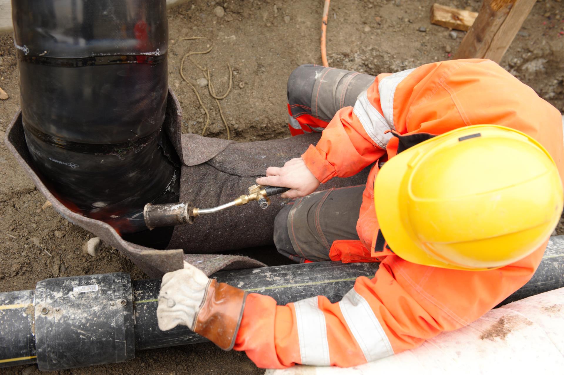 Rohrnetzmonteure sind die Fachleute für das Erstellen und Betreiben des weitläufigen unterirdischen Leitungsnetzes für die Gas- und Wasserversorgungen. (Foto: Guran/SVGW)