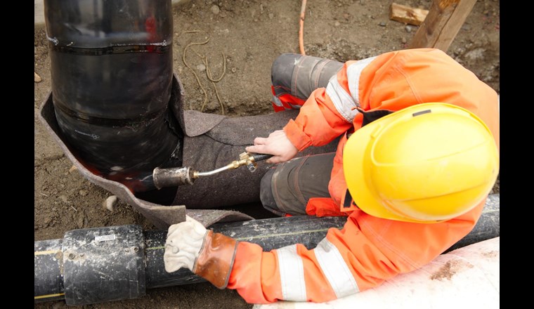 Rohrnetzmonteure sind die Fachleute für das Erstellen und Betreiben des weitläufigen unterirdischen Leitungsnetzes für die Gas- und Wasserversorgungen. (Foto: Guran/SVGW)