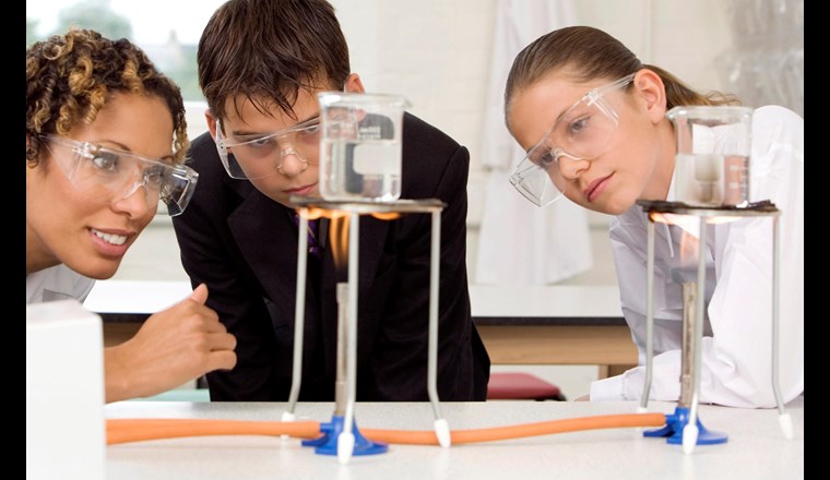 Neu bekommt man beim SVGW online auch Informationen zum flexiblen Anschluss eines Bunsenbrenners mittels vollsynthetischem Schlauch. (Foto: Inspirestock Int./123rfcom)