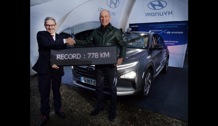 Bertrand Piccard schafft mit dem Hyundai NEXO neuen Strecken-Weltrekord für Wasserstoff-Elektrofahrzeuge. (Bild: Hyundai)