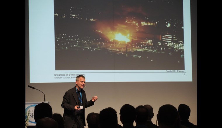 Michael Schärer vom BAFU erzählte über den Brand von Schweizerhalle im Jahre 1986.