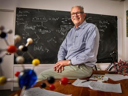 Chemieprofessor Thomas Rauchfuss und seine Mitarbeiter suchen nach biologischen Prozessen, um eine effiziente Quelle für Wasserstoff als Kraftstoff zu finden. (Foto: Bionity/ Fred Zwicky)