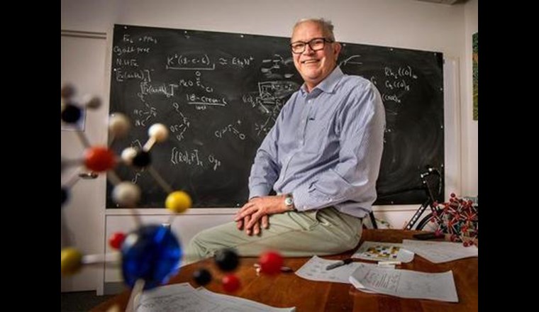 Chemieprofessor Thomas Rauchfuss und seine Mitarbeiter suchen nach biologischen Prozessen, um eine effiziente Quelle für Wasserstoff als Kraftstoff zu finden. (Foto: Bionity/ Fred Zwicky)