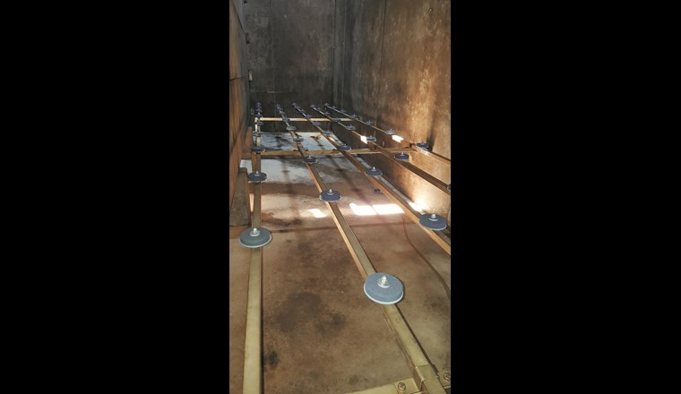 Eintragskammer der ARA Neugut mit 53 Diffusoren zur grossflächigen und feinblasigen Verteilung des Ozons im Reaktor.