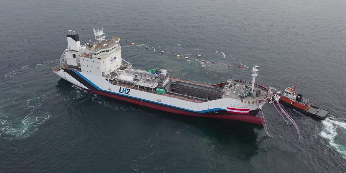 Japan will Wasserstoff importieren, denn der H2-Hunger des Landes ist gross und die eigene Produktion vermag ihn nicht zu stillen. Für den Transport sollen Schiffe eingesetzt werden. Kawasaki Heavy Industries liess im Dezember den weltweit ersten Wasserstoff-Tanker vom Stapel laufen. (Bild: Kawasaki Heavy Industries)