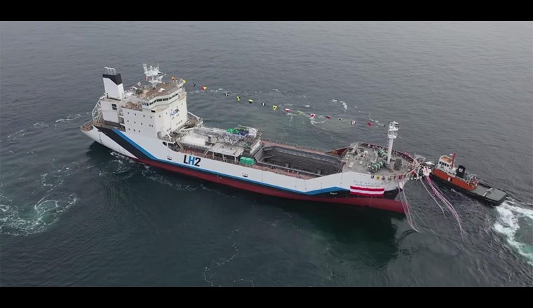 Japan will Wasserstoff importieren, denn der H2-Hunger des Landes ist gross und die eigene Produktion vermag ihn nicht zu stillen. Für den Transport sollen Schiffe eingesetzt werden. Kawasaki Heavy Industries liess im Dezember den weltweit ersten Wasserstoff-Tanker vom Stapel laufen. (Bild: Kawasaki Heavy Industries)