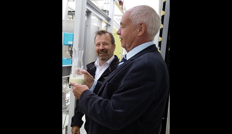 Von links: Archie das Urbakterium (im Glas), Andrew Lochbrunner (Projektleiter)  und Felix Strässle (Direktor Regio Energie Solothurn). (Bild: BFE)