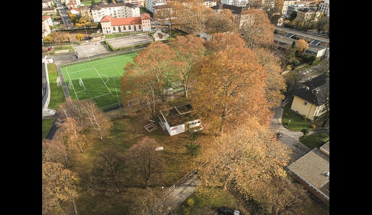 Rund um das stillgelegte Pumpwerk (weiss, zwischen den Bäumen) liegen öffentliche Bauten, die seit November 2019 mit einem Wärmeverbund versorgt werden.(Foto: AMB)