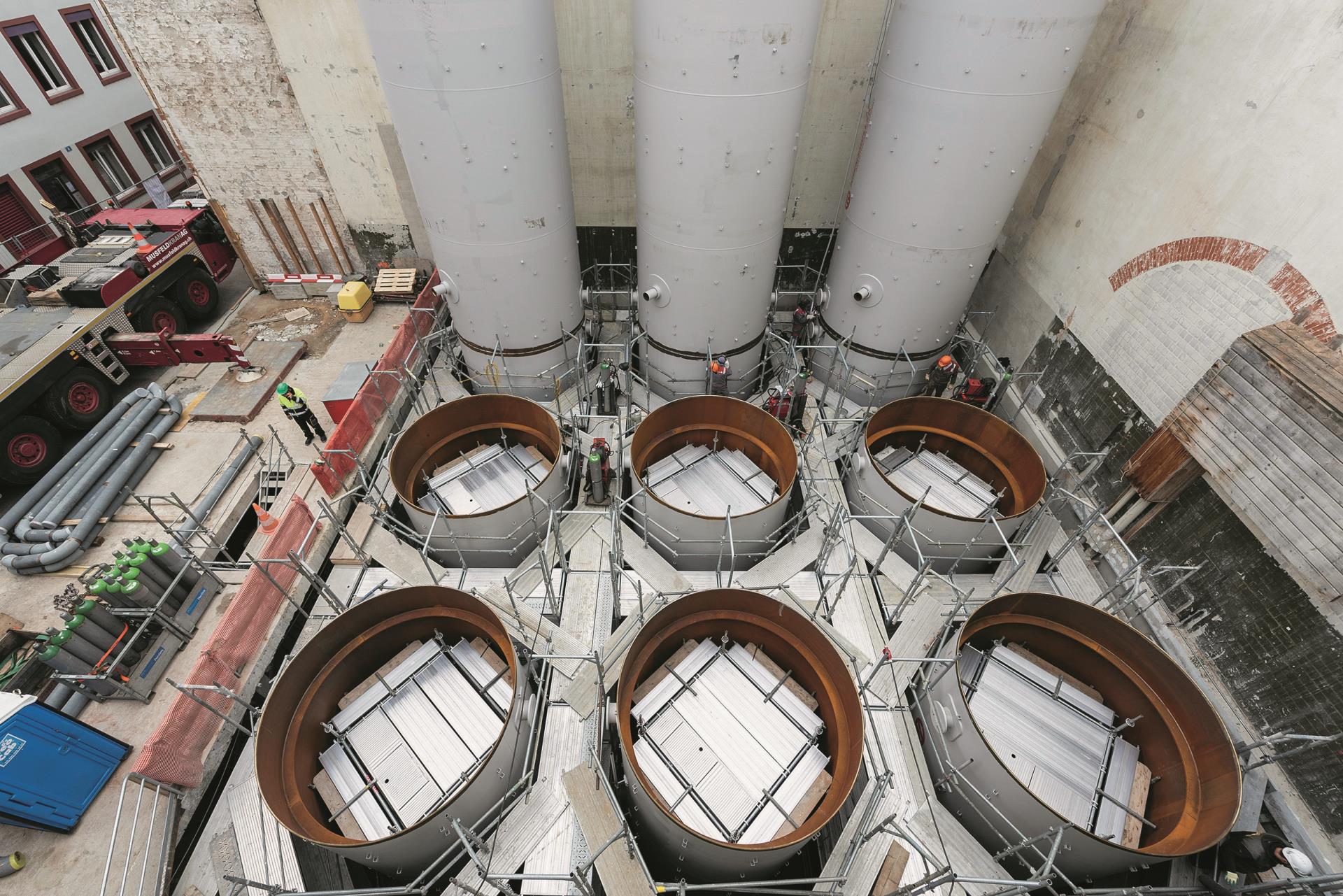 In Basel wächst die klassische, zentrale Fernwärmeversorgung immer mehr mit kleiner skalierten und dezentralen (Nahwärme-)Verbundnetzlösungen in einem ökologisch und ökonomisch optimalen Gesamtsystem zusammen. (Bild: IWB)