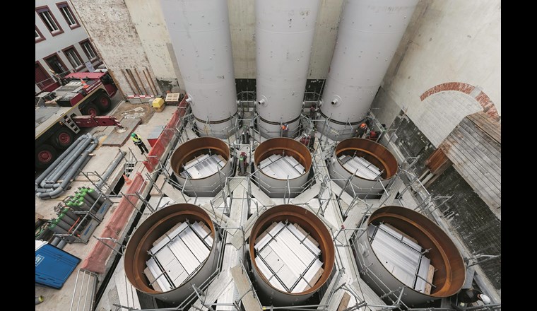 In Basel wächst die klassische, zentrale Fernwärmeversorgung immer mehr mit kleiner skalierten und dezentralen (Nahwärme-)Verbundnetzlösungen in einem ökologisch und ökonomisch optimalen Gesamtsystem zusammen. (Bild: IWB)