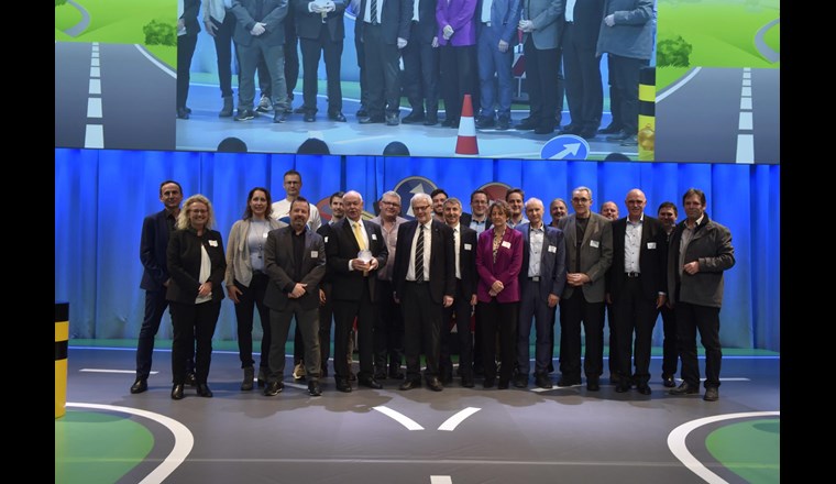 Die strahlenden Gewinner der Kategorie "Erneuerbare Energien": Regio Energie Solothurn. (Bild: BFE)