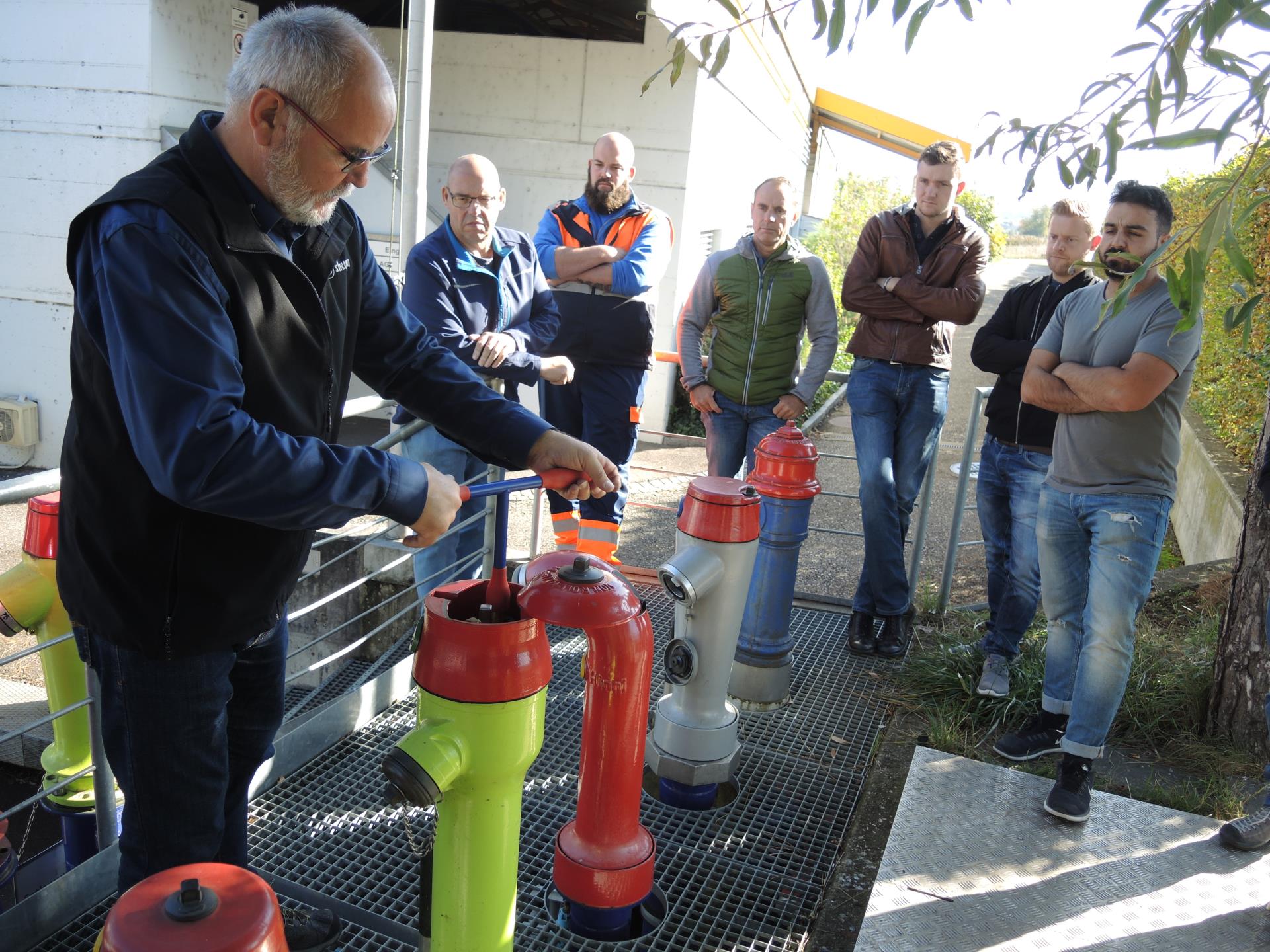 Urs Kupferschmid, von der Hinni AG in Biel-Benken erklärt die  fachgerechte Wartung von Hydranten (Foto: SVGW/Peter C. Müller)