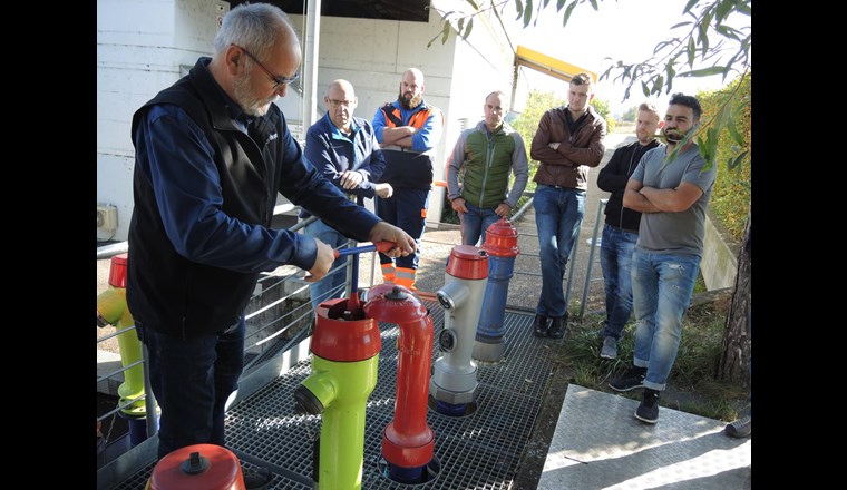 Urs Kupferschmid, von der Hinni AG in Biel-Benken erklärt die  fachgerechte Wartung von Hydranten (Foto: SVGW/Peter C. Müller)