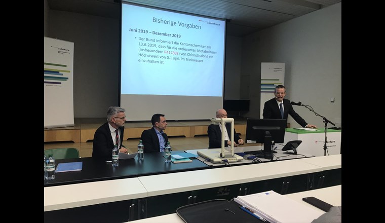 v.l.: Felix Schibli, Amt für Landwirtschaft; Rainer Hug, Amt für Umwelt; Martin Würsten, Leiter Amt für Umwelt; Martin Kohler, Kantonschemiker informieren über die kantonale Situation von Chlorothalonil-Abbauprodukten im Trinkwasser. Bild Paul Sicher/SVGW