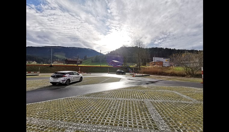 Der Parkplatz der Appenzeller Kronbergbahn im Vorland des Alpsteins. Demnächst werden hier bewegliche Solarmodule in 33 Bahnen über den parkierten Autos schweben. Foto: SAK