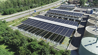 Die Pionieranlage des Solarfaltdachs (das hier gerade ausfährt) ist seit Mitte 2018 in der ARA Chur im Vollbetrieb. Jene Kläranlage deckt mit dem produzierten Sonnenstrom (540'000 kWh/Jahr) 20 Prozent ihres Eigenstrombedarfs ab. Dies entspricht den Erwartungen der verantwortlichen IBC Energie Wasser Chur. Foto: dhp