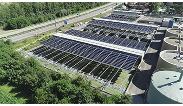 Die Pionieranlage des Solarfaltdachs (das hier gerade ausfährt) ist seit Mitte 2018 in der ARA Chur im Vollbetrieb. Jene Kläranlage deckt mit dem produzierten Sonnenstrom (540'000 kWh/Jahr) 20 Prozent ihres Eigenstrombedarfs ab. Dies entspricht den Erwartungen der verantwortlichen IBC Energie Wasser Chur. Foto: dhp