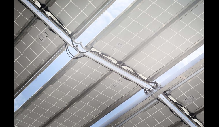 Die leichten Photovoltaik-Module des «Horizon»-Solarfaltdachs sind beweglich miteinander verbunden, sodass sie sich horizontal auseinander- und vertikal zusammenfalten lassen. Die Kabel transportieren den Sonnenstrom. Foto: dhp