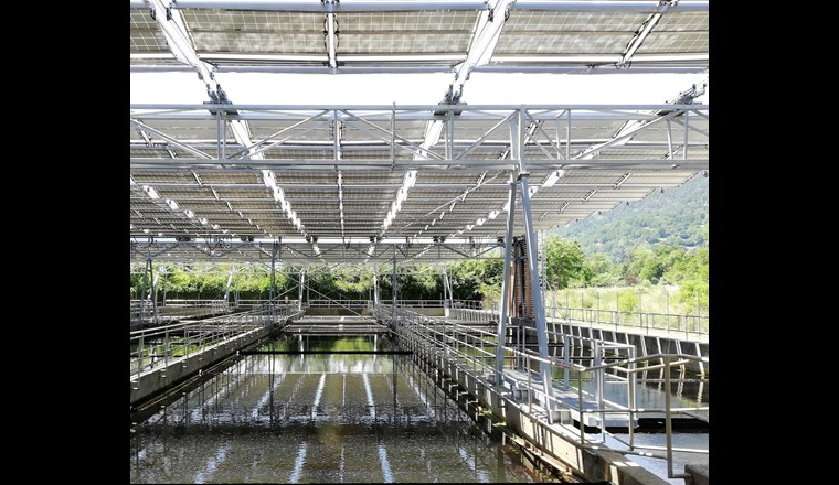 Die luftige Konstruktion an Tragseilen ist kompatibel mit dem Betrieb in Abwasserreinigungsanlagen (ARA). Für diese stromintensiven Infrastruktureinrichtungen ist die Stromproduktion vor Ort attraktiv. Nach den Erfahrungen in Chur haben die Verantwortlichen der ARA von Flums, Bassersdorf, Münsterlingen, Romanshorn und Bilten ebenfalls in Solarfaltdächer investiert. Foto: dhp